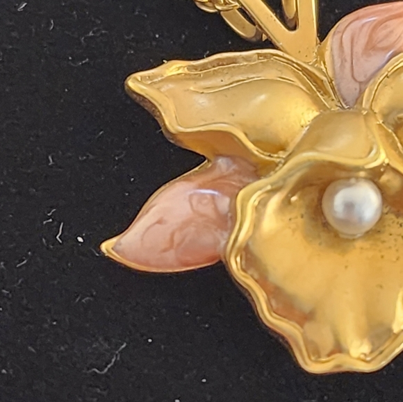 Vtg Gold Tone Pink Enamel Accent Faux Pearl Orchid Necklace - Picture 5 of 14